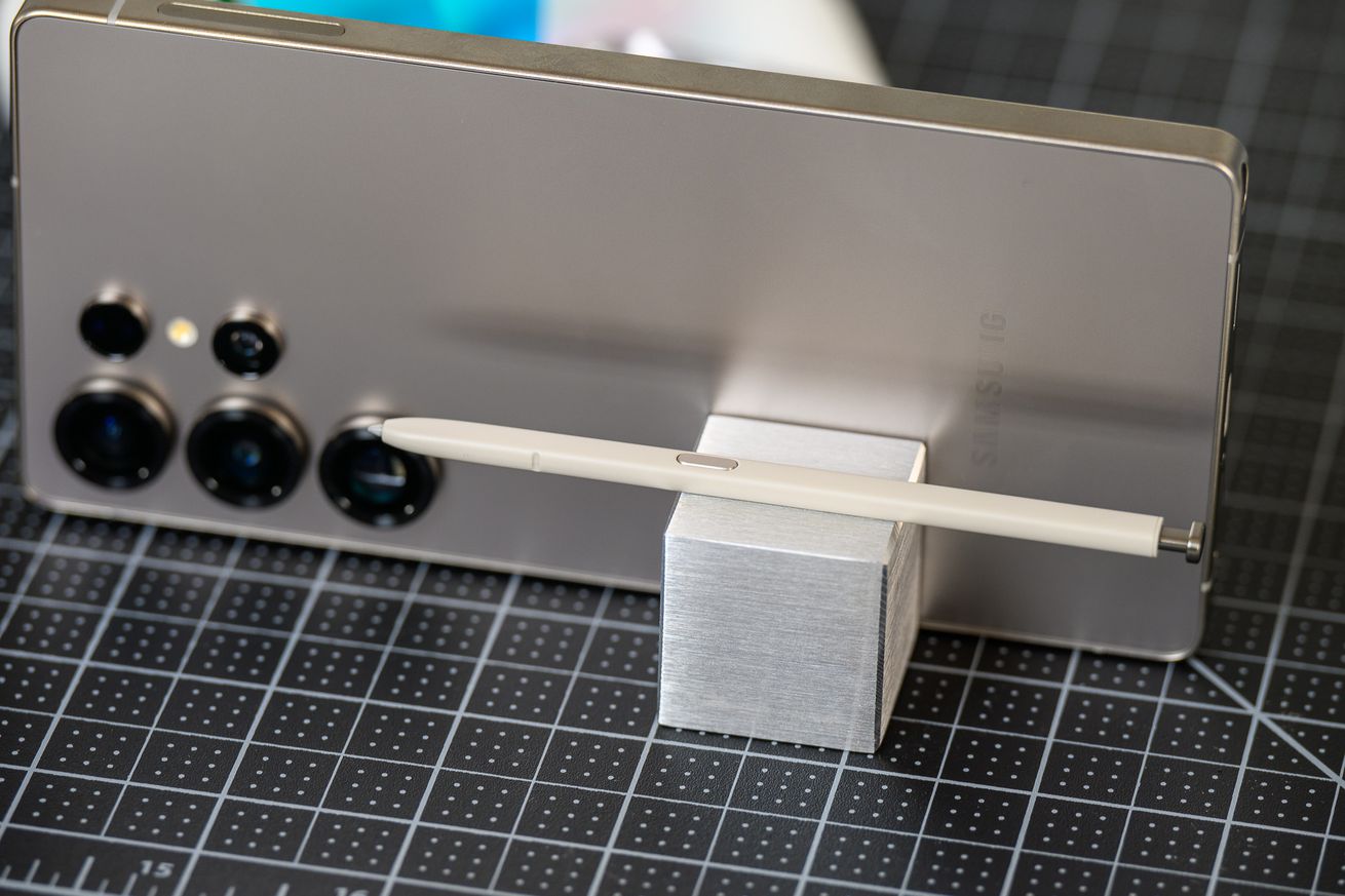 A hands-on photo of Samsung’s Galaxy S25 smartphone lineup.